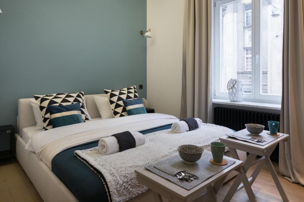 Un dormitorio con una cama grande y una mesa. en Luxury City Center Apartments close to National Theater, en Zagreb