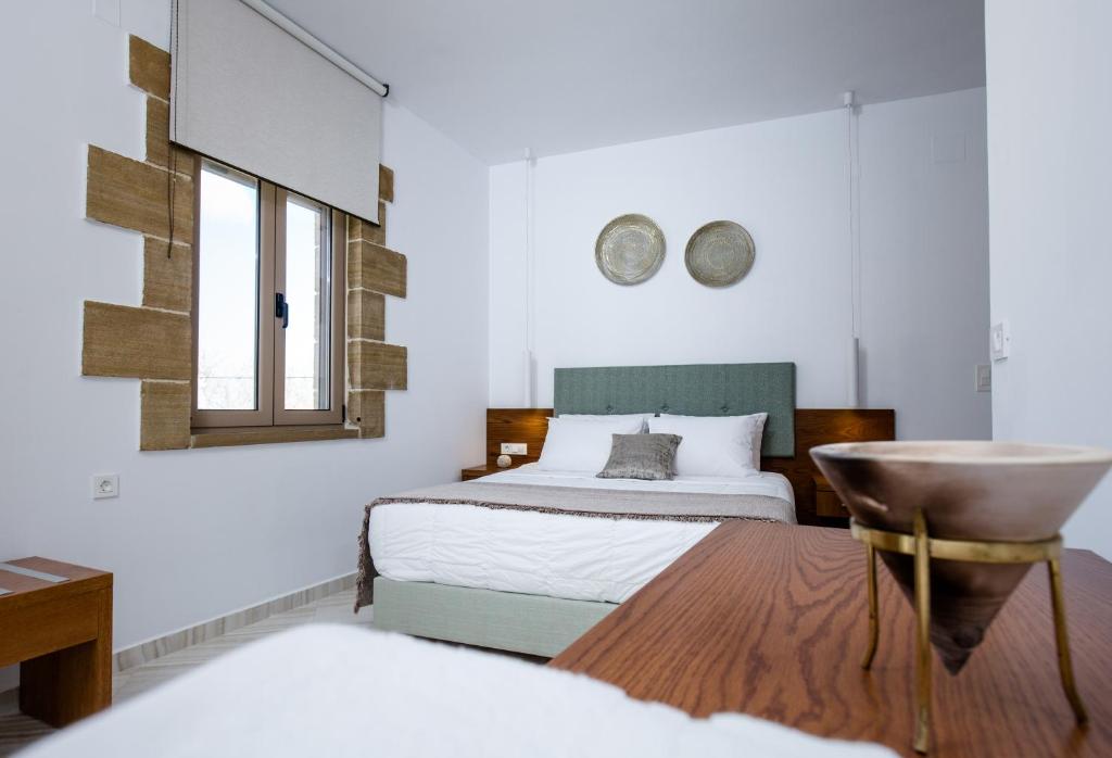 ein Schlafzimmer mit einem Bett und einem Waschbecken in der Unterkunft Agarathos Deluxe Homes in Kissamos