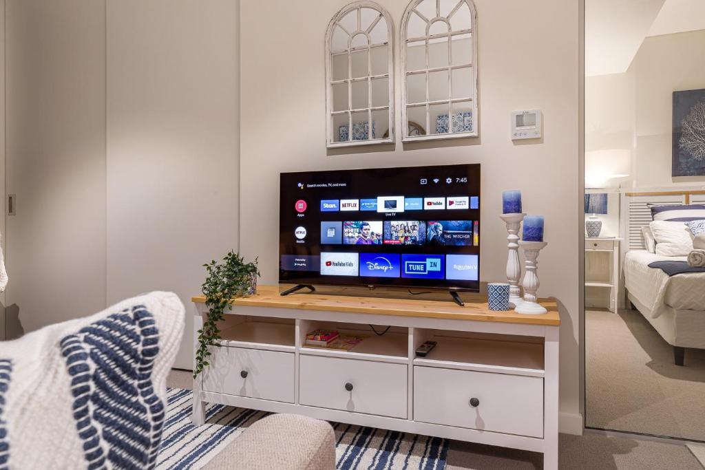 TV o dispositivi per l'intrattenimento presso Hamptons Retreat on Level 77 Skytower