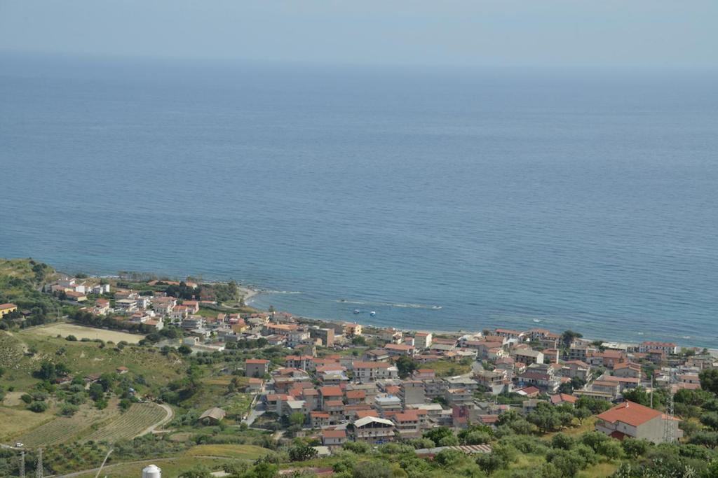 een stad op een heuvel naast de oceaan bij Casa Nancy in Palizzi Marina