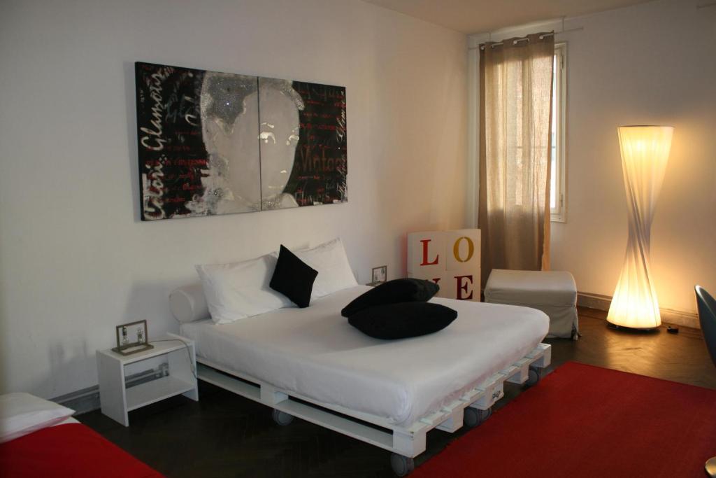 - une chambre avec un lit blanc dans l'établissement 19 Borgo Cavour, à Trévise