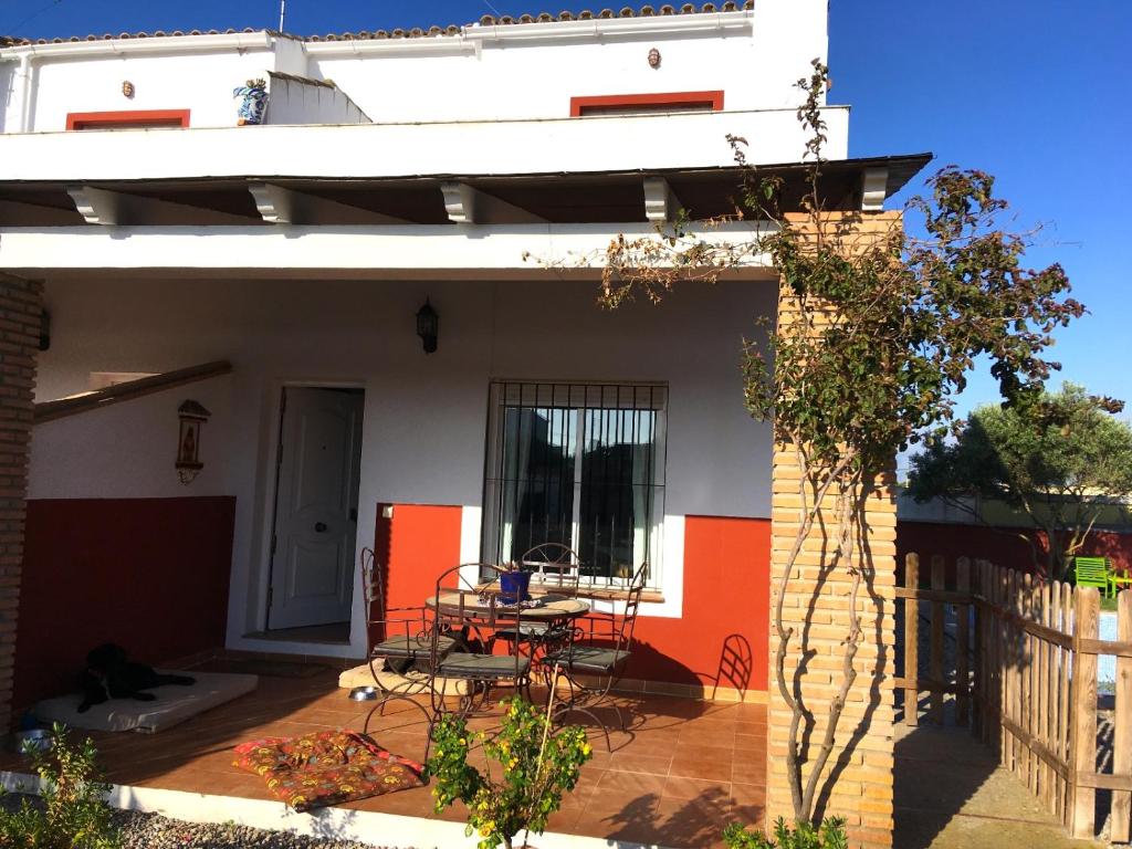 een huis met een patio en een tafel op een patio bij Los Candiles in Conil de la Frontera
