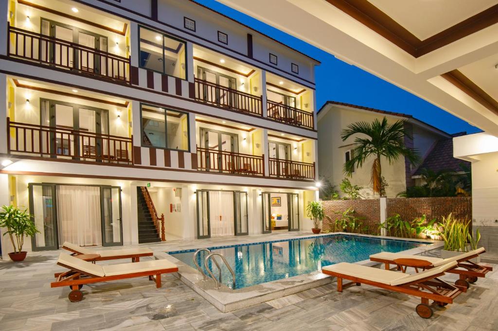 會安的住宿－Haemer Villa Hoi An，一座带游泳池的房子的图象