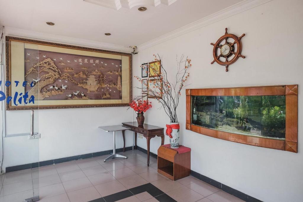 a room with a table and a picture on the wall at Reddoorz near Nagoya Hill Mall Batam 5 in Batam Center