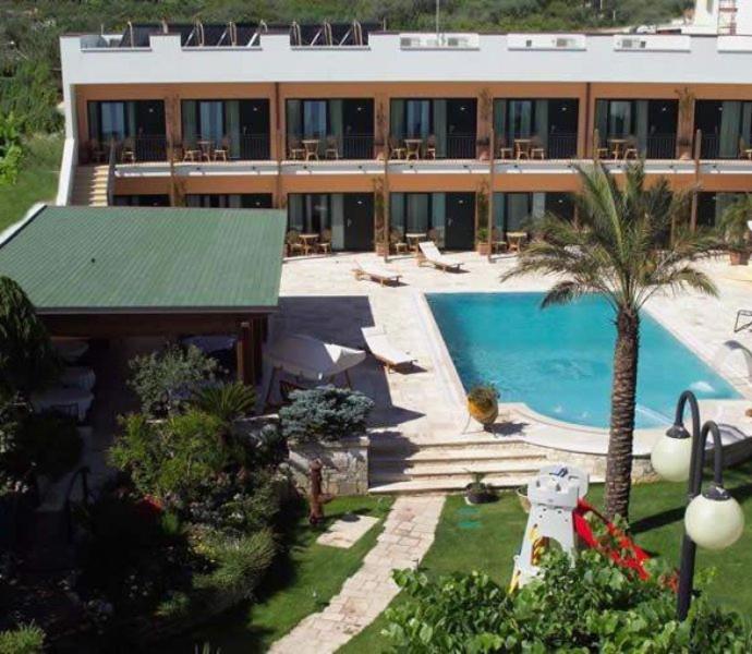 Bazén v ubytování Hotel Cuor Di Puglia nebo v jeho okolí