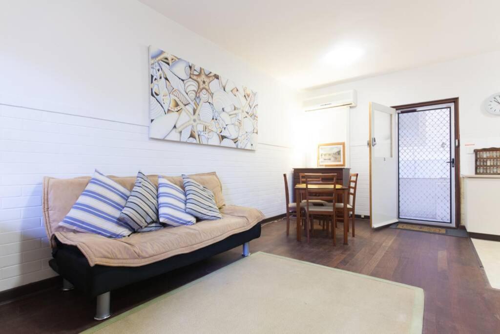 B3 Crawley Apartment 1 BRM & Sleepout near UWA, Perth (updated prices 2024)