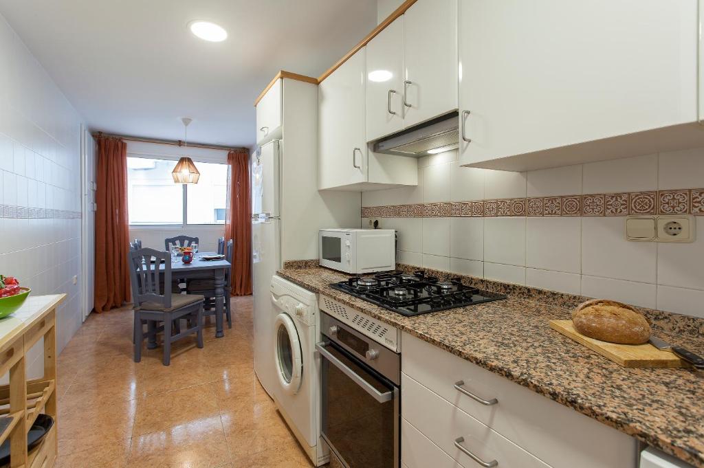 A kitchen or kitchenette at Apartment near the Marina, Valencia