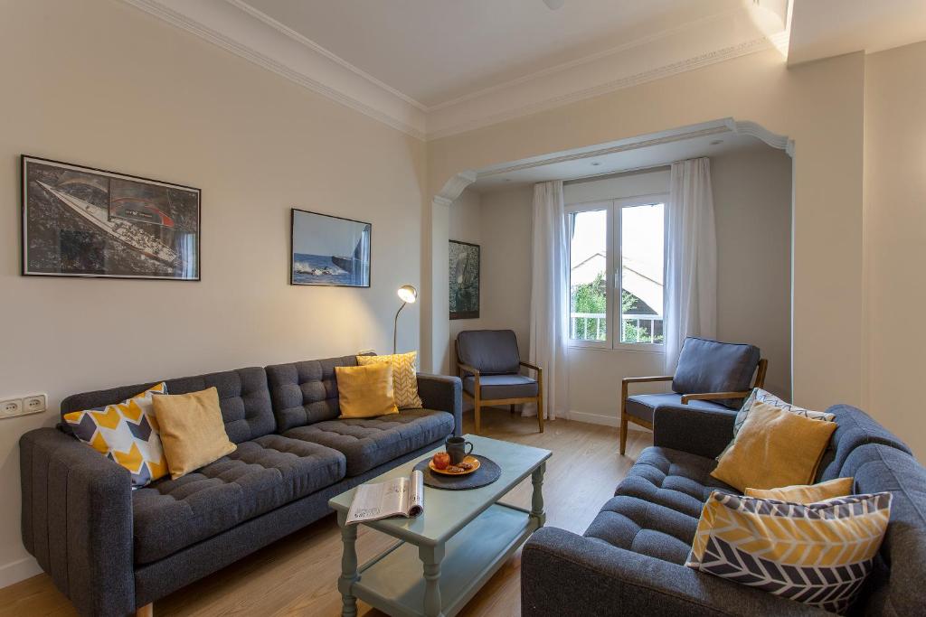 A seating area at Apartment near the Marina, Valencia