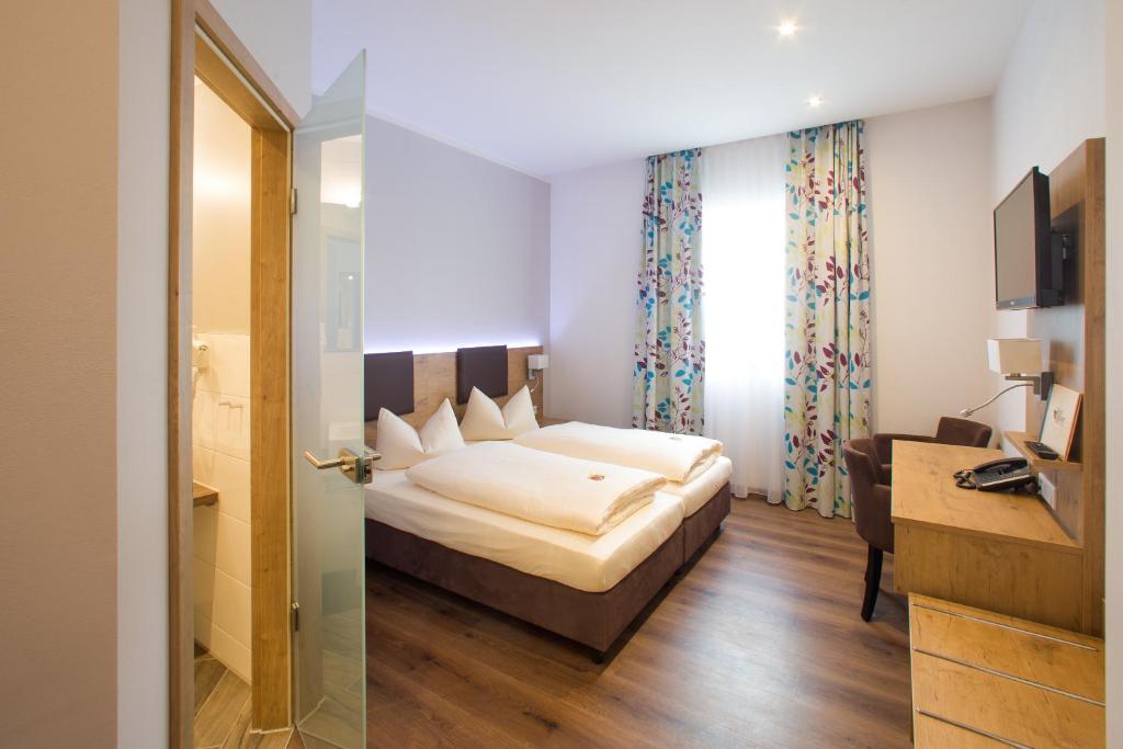 Postel nebo postele na pokoji v ubytování Hotel Bauer garni