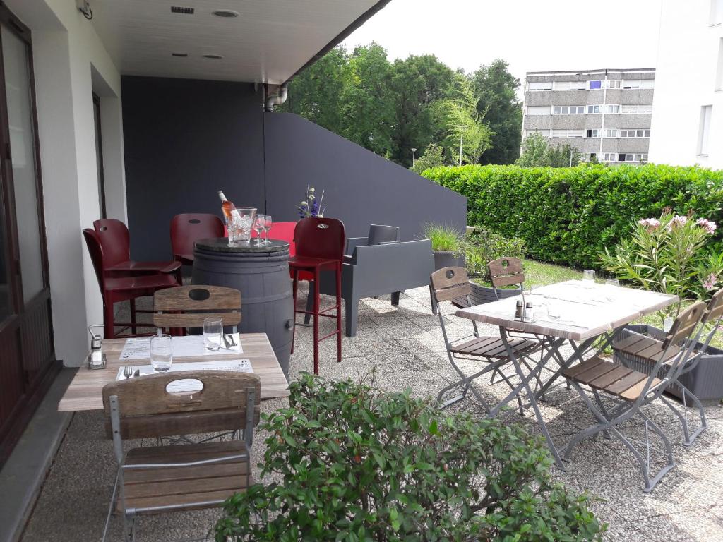 d'une terrasse avec des tables et des chaises. dans l'établissement Campanile Bordeaux Ouest - Le Bouscat, à Le Bouscat