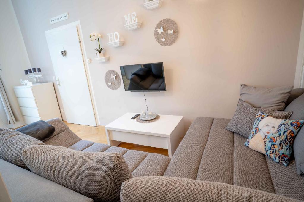 A seating area at Cozy Modern Nest in the Heart of Vienna with Netflix