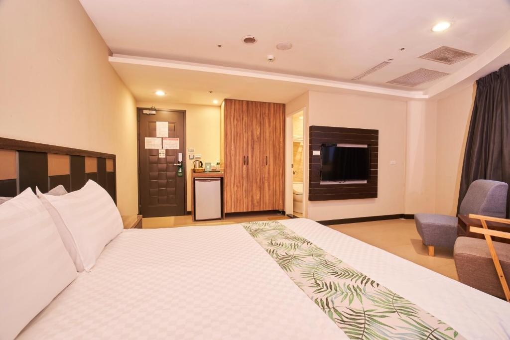 TV a/nebo společenská místnost v ubytování Greeninn Hotel