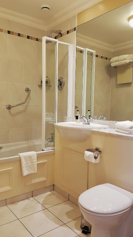 Bilik mandi di The Moorings Hotel & Seafood Restaurant