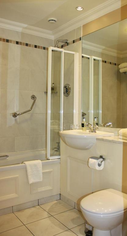 Bilik mandi di The Moorings Hotel & Seafood Restaurant