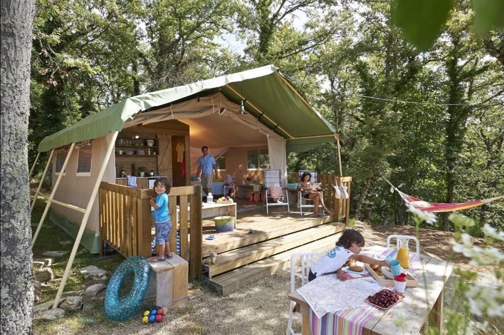 a group of children playing in front of a house at Safaritent Glamping Orlando in Chianti in Cavriglia