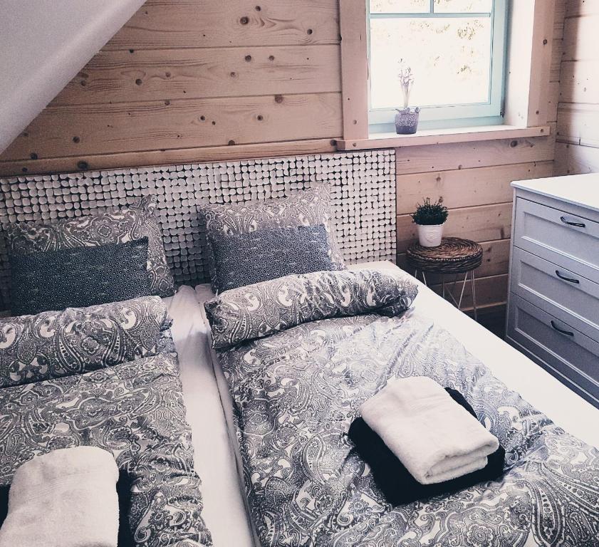Koniakowo - dom Pinto في كونيكاو: غرفة نوم عليها سرير ووسائد