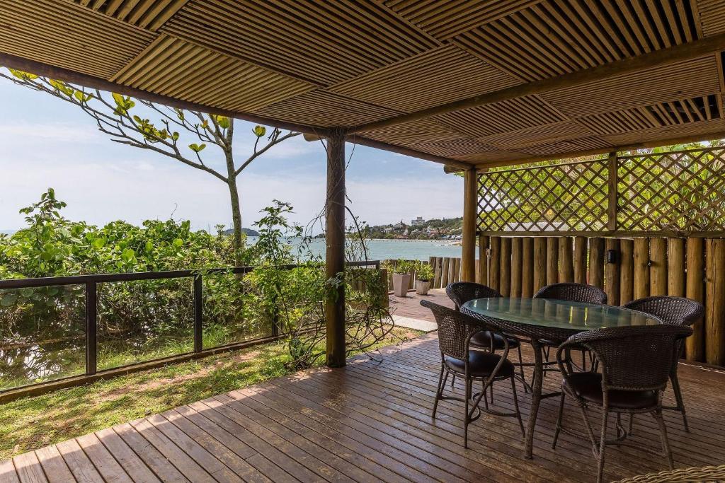  Apto recém-reformado pé na areia em Jurerê JBM201