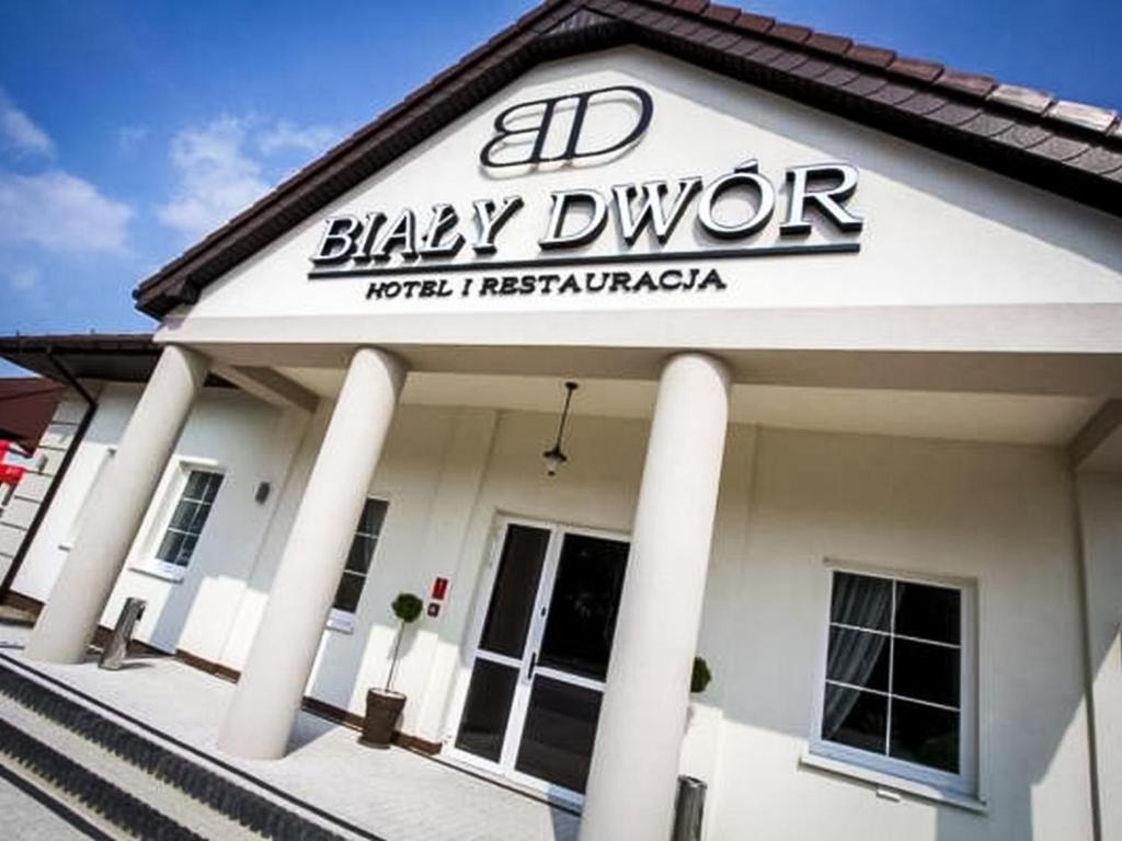 a building with a sign that reads blley driver at Biały Dwór in Rychwał