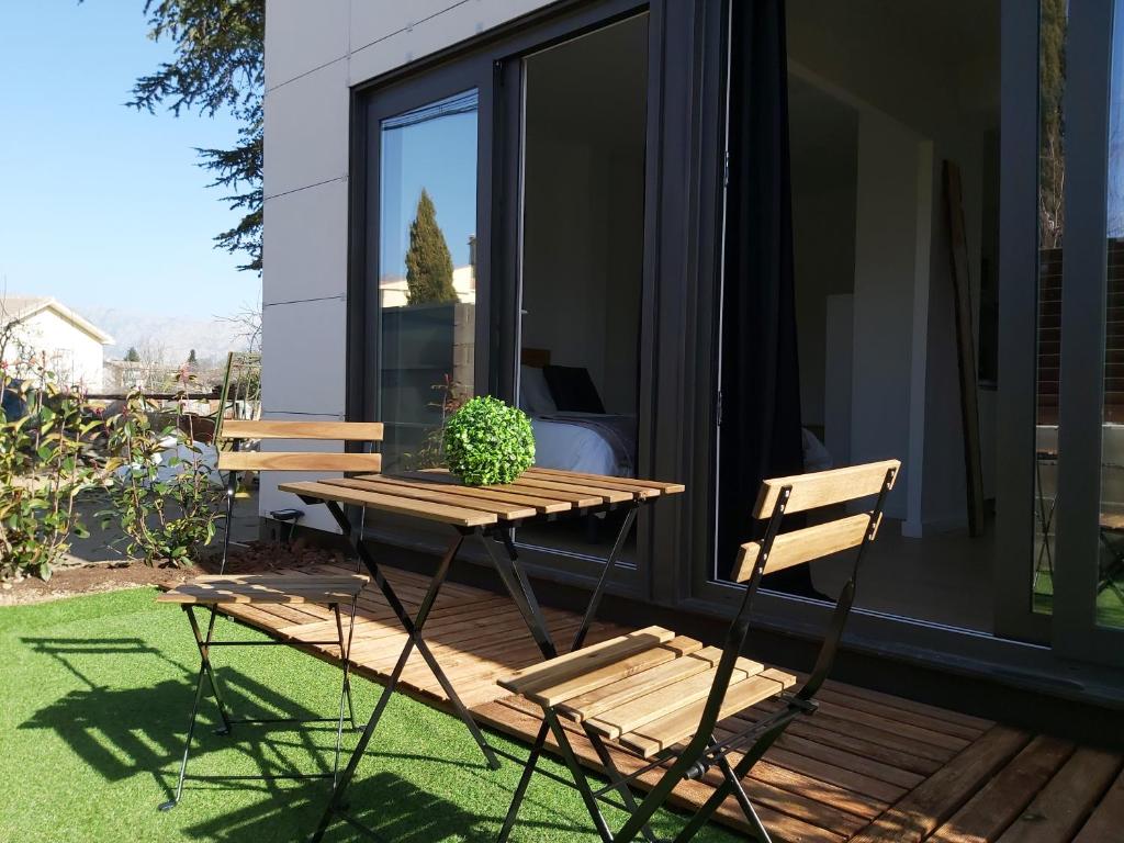 A balcony or terrace at Acero y Piedra Apartamentos con jardín privado