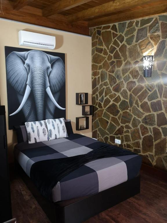 um quarto com uma pintura de um elefante na parede em La casita de Abi! em La Orotava
