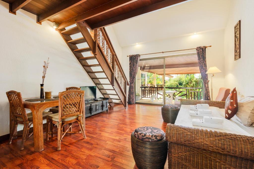un salon avec une table et un canapé dans l'établissement Royal Cottage Residence, à Lamai
