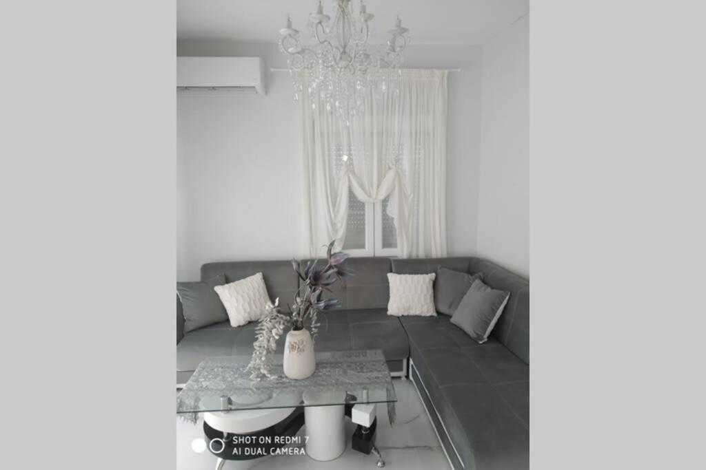sala de estar con sofá y mesa en Studio Stesi Peraia Thessaloniki s, en Perea
