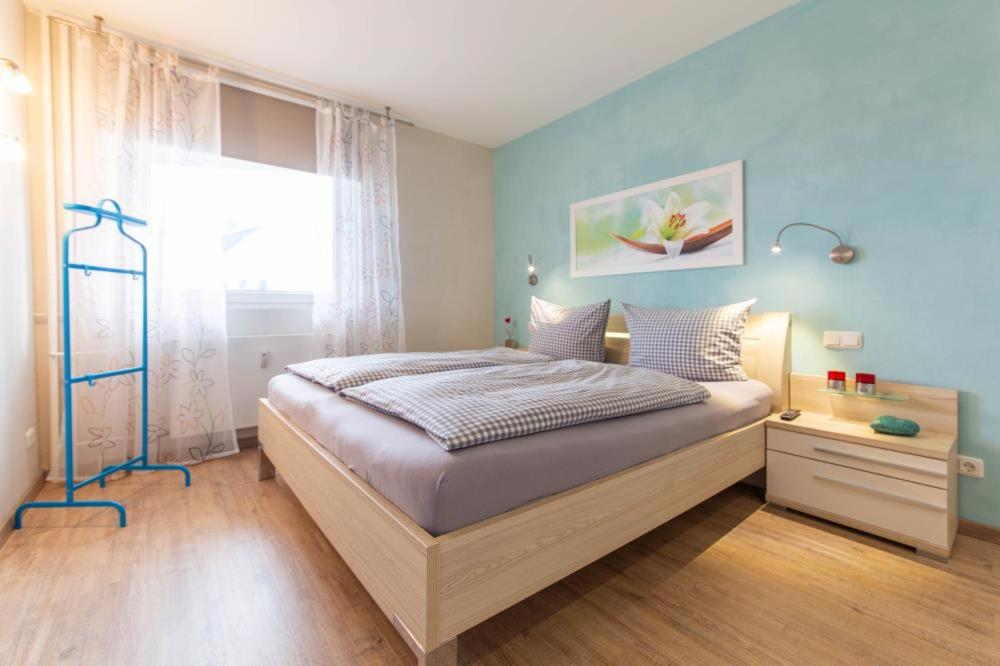 una camera con un grande letto e una finestra di Ferienwohnung Beau Rivage Seaside a Scharbeutz