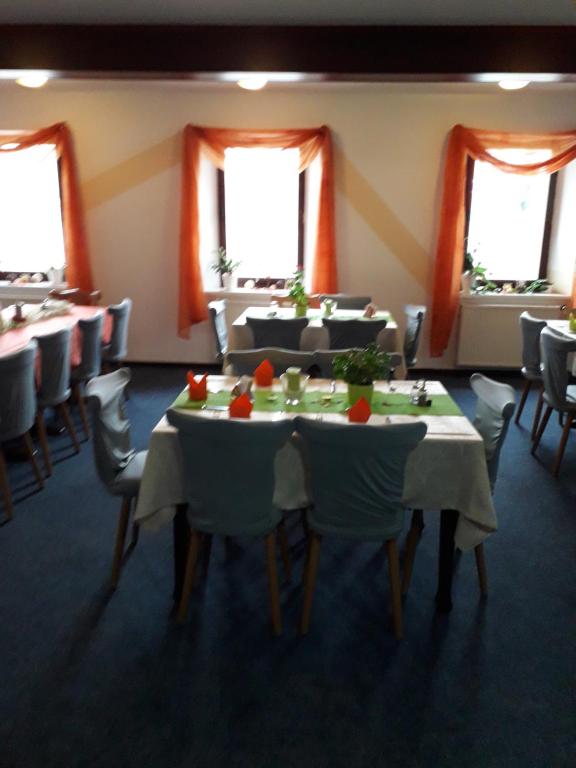 a dining room with a table and chairs at Hotel zum Mückenberger Hof in Lauchhammer