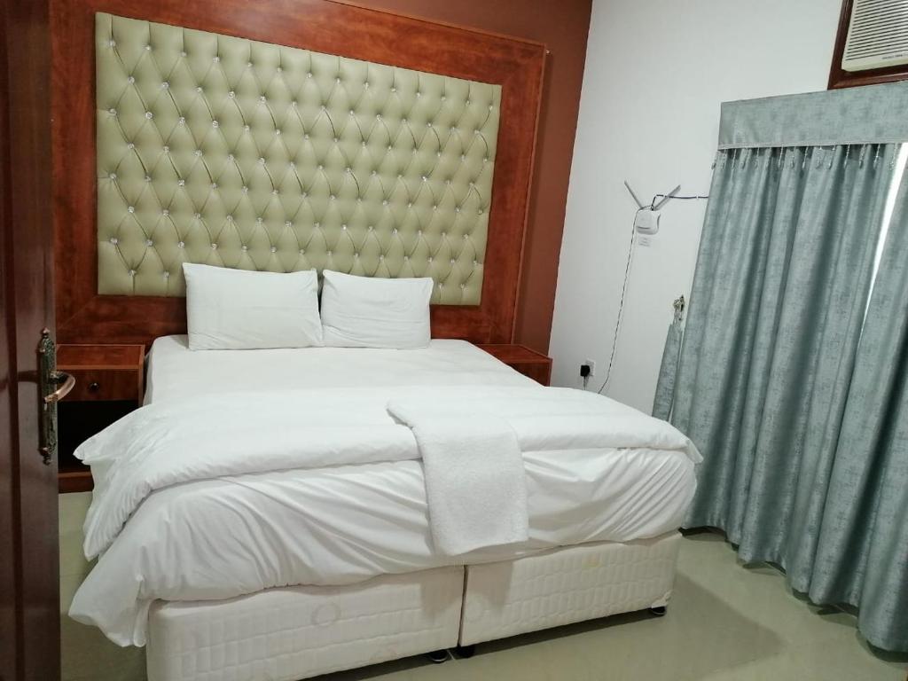 Postel nebo postele na pokoji v ubytování Discovery Furnished Apartments (Al-Amerat)