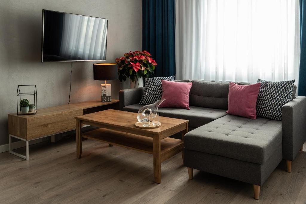 salon z kanapą i stolikiem kawowym w obiekcie Apartament w centrum w mieście Gdynia