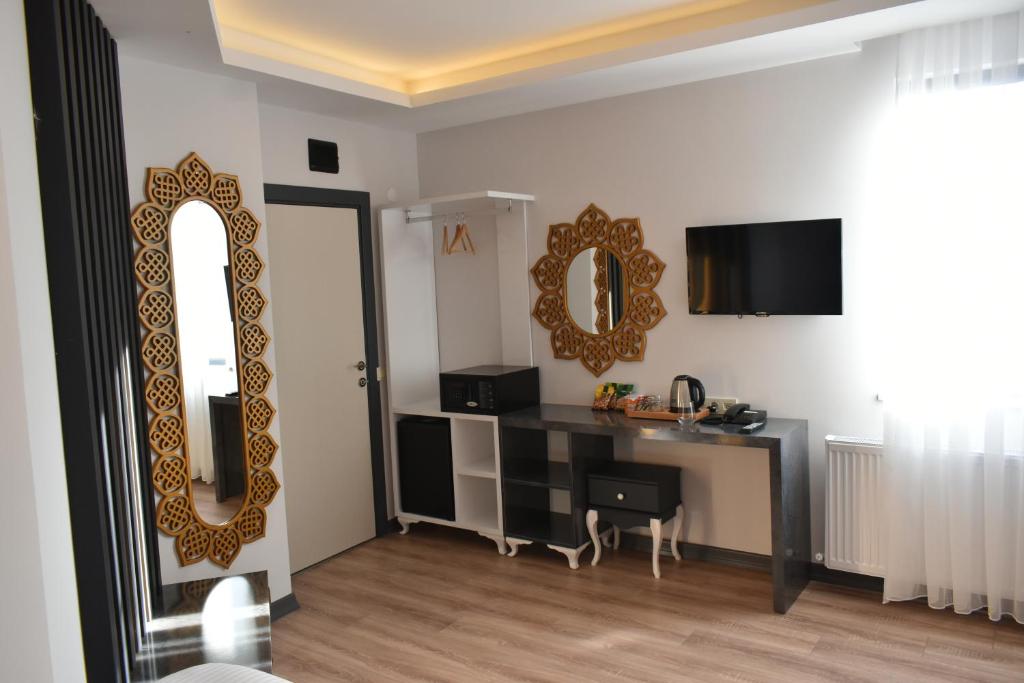 TV a/nebo společenská místnost v ubytování Avcılar Garden Hotel
