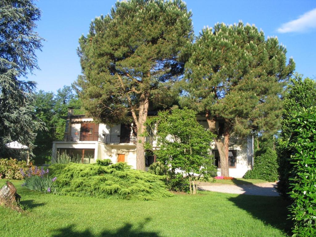 a house with trees in front of a yard at La Ca' Nova in Lurago D'Erba 