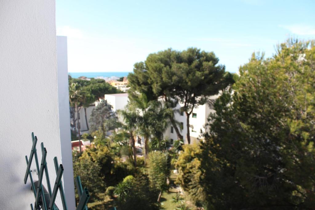 a view of a garden with trees and a building at Apartamento El Ancla - cerca la playa in El Puerto de Santa María