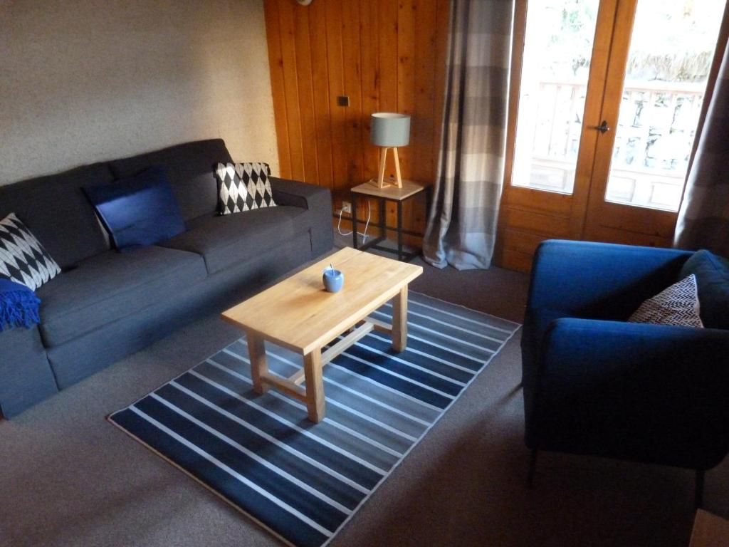 - un salon avec un canapé et une table basse dans l'établissement Chalet Le Cordava, à Tignes