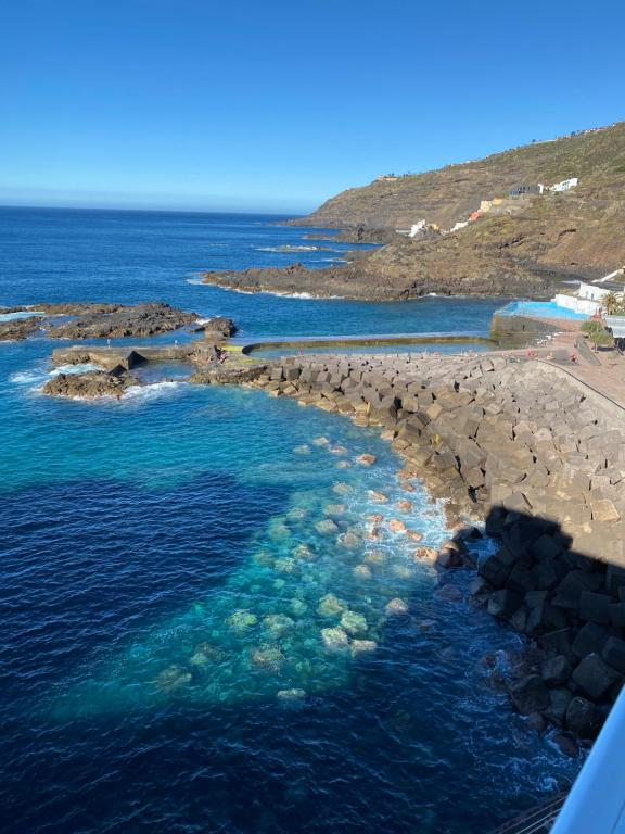 an aerial view of a beach with rocks and water at Apto en Mesa del Mar in Puerto de la Madera