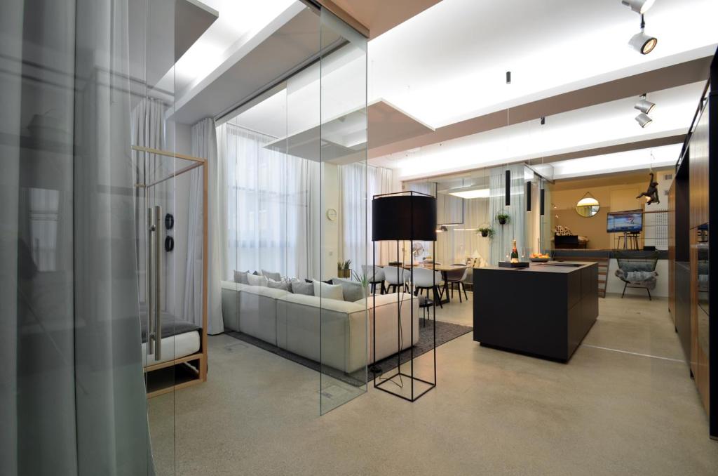 ミュンヘンにあるLuxury Omaruru-Design-Apartment Deluxeの大きなガラスの壁があるリビングルーム
