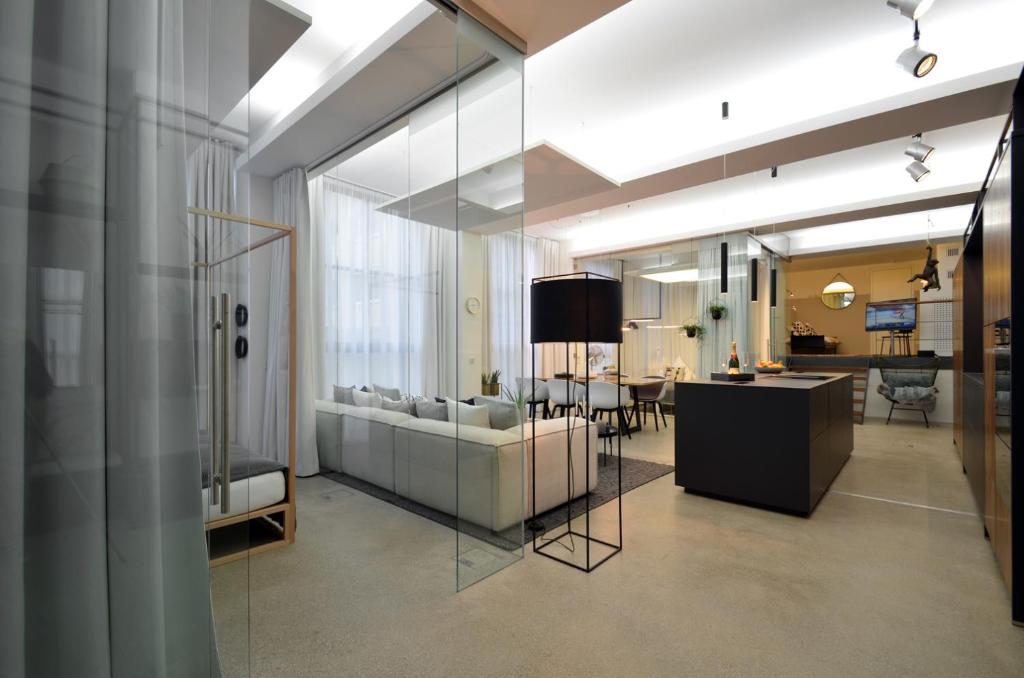 Luxury Omaruru-Design-Apartment Deluxe في ميونخ: غرفة معيشة مع جدار زجاجي كبير