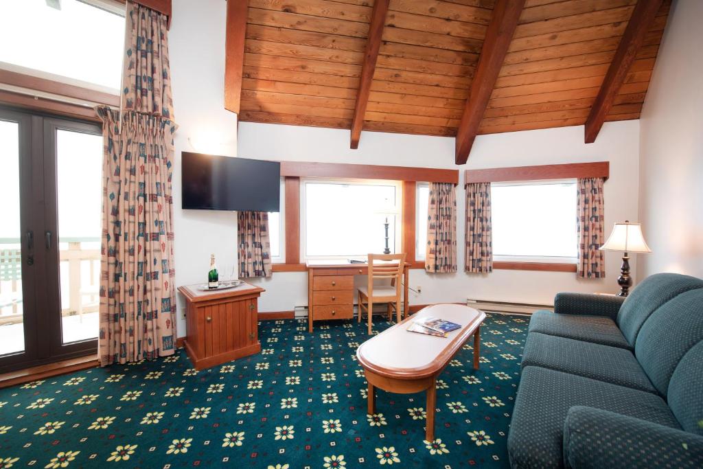 Painter's Lodge, Trademark Collection by Wyndham - Queen Suite With Ocean View - Non-Smoking