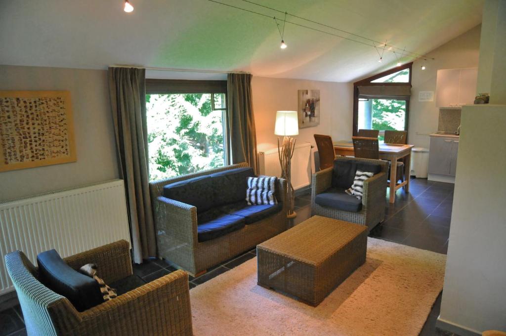 sala de estar con sofás, sillas y mesa en Belvedere, en Durbuy