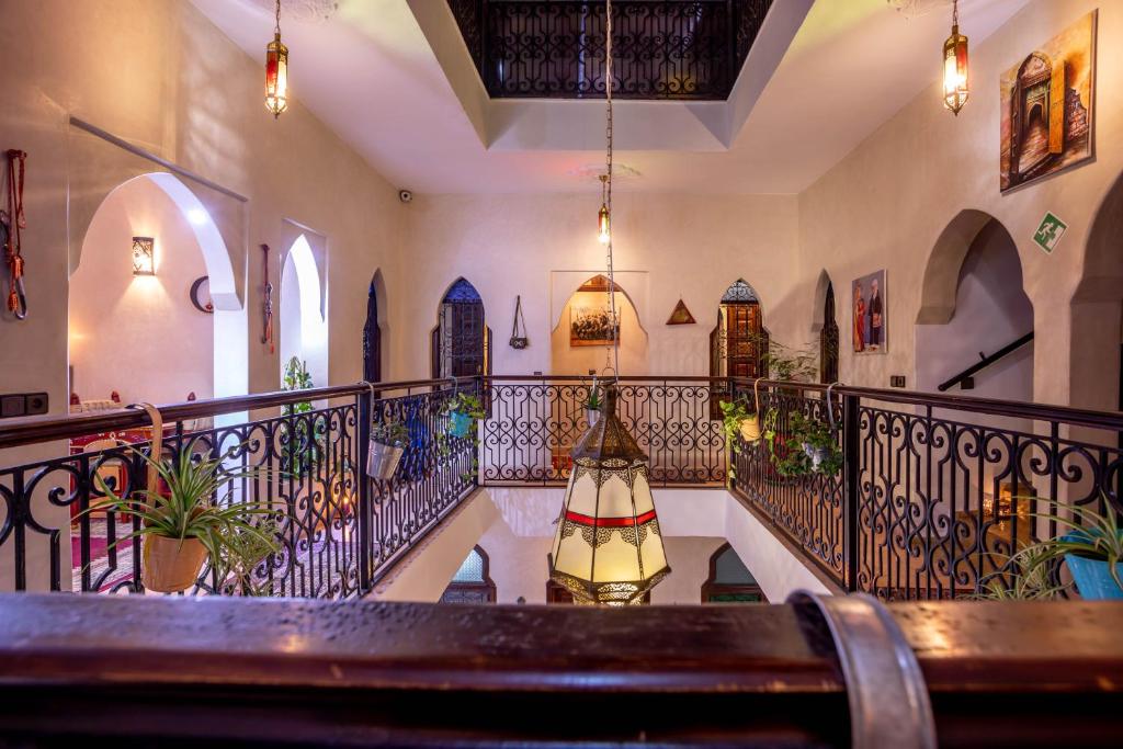 una scala in un edificio con ringhiera in ferro battuto di Riad El Walida a Marrakech