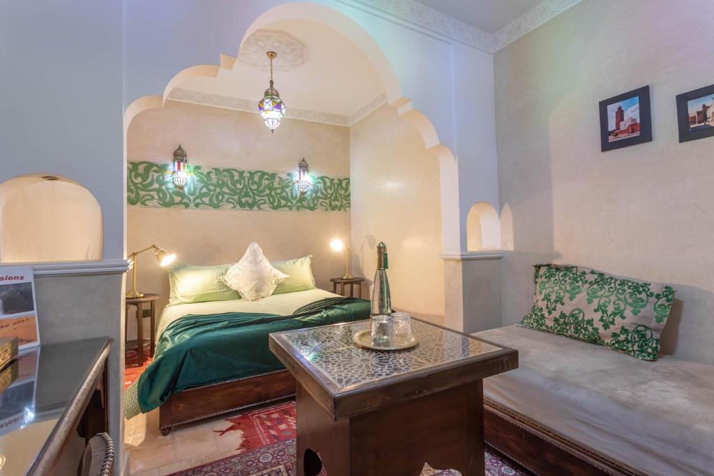 Postel nebo postele na pokoji v ubytování Riad El Walida