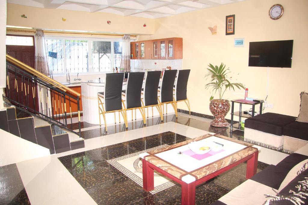 - un salon avec un canapé et une table dans l'établissement Lucky Sea Breeze Villa, à Mombasa