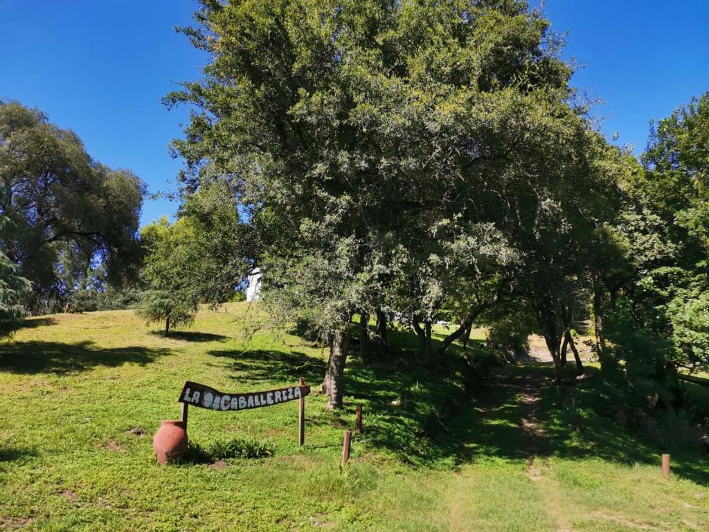 una señal en un campo junto a un árbol en La Caballeriza en La Granja