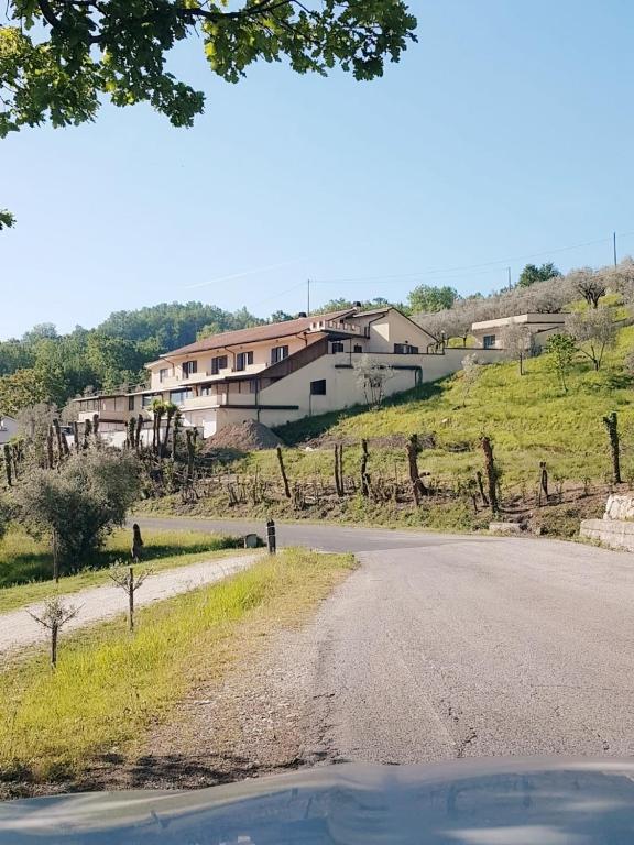 eine Straße mit einem Haus an der Seite eines Hügels in der Unterkunft CASALE MICHEL in Arpino