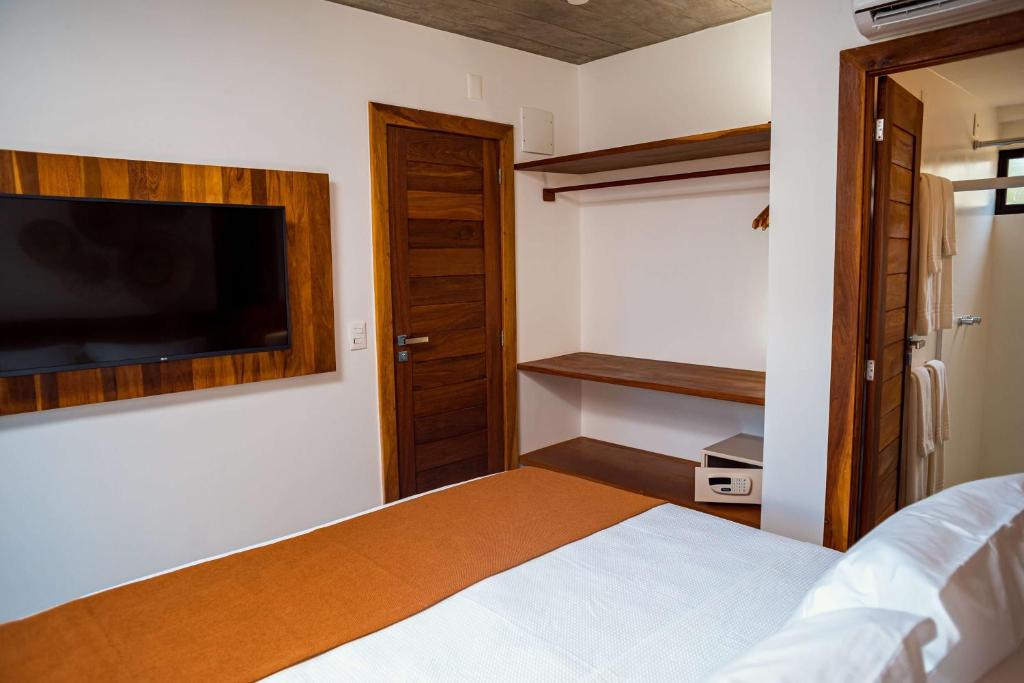 Cama ou camas em um quarto em Aldeia do Mar Hotel
