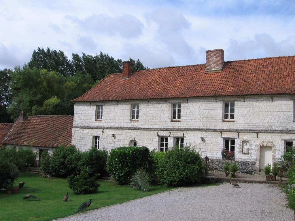 un gran edificio blanco con techo rojo en Manoir Francis en Marles-sur-Canche