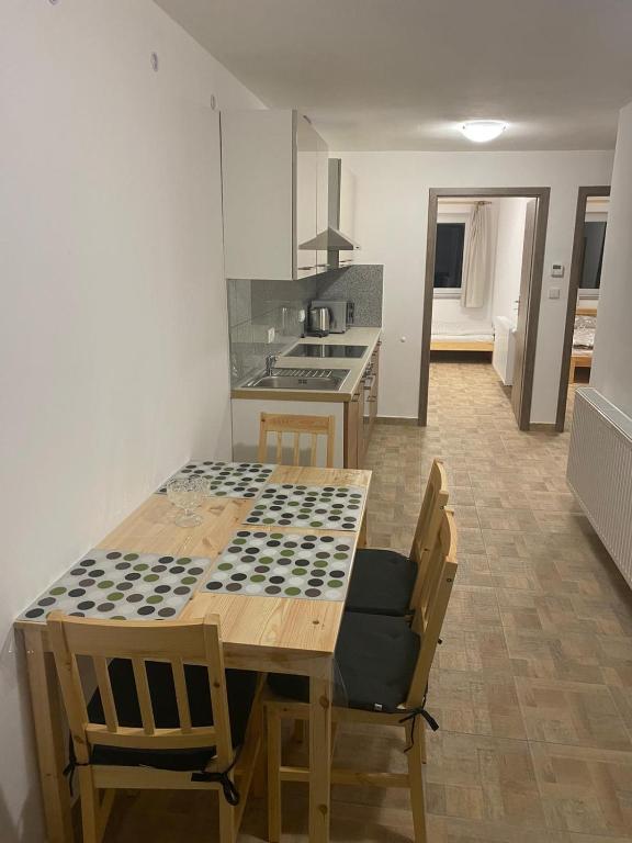 Kuchyň nebo kuchyňský kout v ubytování Apartmány Míra