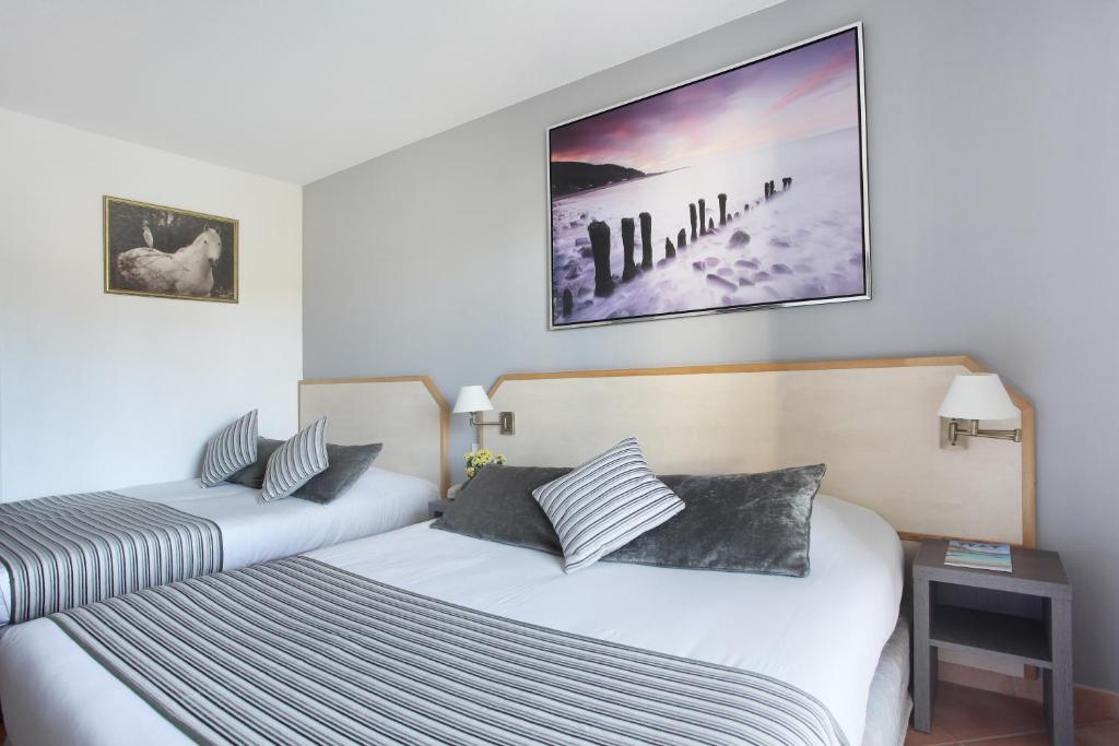 Postel nebo postele na pokoji v ubytování Logis Hôtel Le Rodin