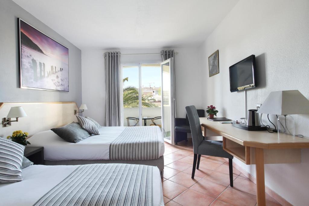 TV a/nebo společenská místnost v ubytování Logis Hôtel Le Rodin