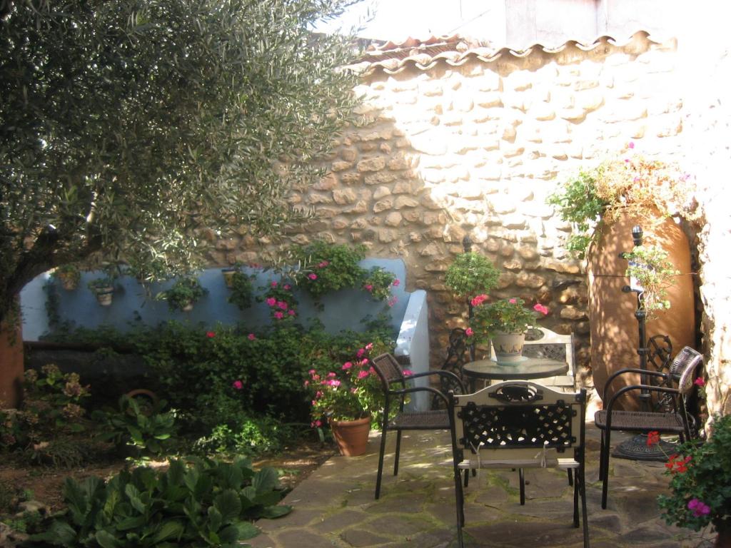 eine Terrasse mit Stühlen und einem Tisch und einigen Pflanzen in der Unterkunft CASA RURAL VILLA DE VERA in Vera de Moncayo